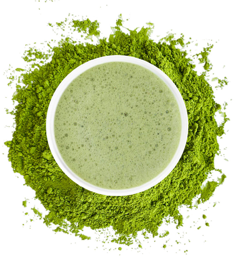 Traditional Japan Matcha to autentyczna japońska matcha najwyższej jakości dostępna w eleganckiej czarnej metalowej puszce o pojemności 150 gram. Ta tradycyjna matcha pochodzi prosto z Japonii, gdzie jest produkowana z zachowaniem wielowiekowych metod uprawy i przetwarzania. Charakteryzuje się intensywnym zielonym kolorem, gładką konsystencją i wyważonym smakiem z wyraźnymi nutami umami.

Metalowa puszka nie tylko doskonale chroni delikatny proszek przed światłem i wilgocią, ale także stanowi ozdobę każdej kuchennej półki. Solidne wykonanie i szczelne zamknięcie gwarantują zachowanie świeżości i aromatu przez długi czas. Duża pojemność 150 gram sprawia, że matchy starcza na dłuższy okres użytkowania.

Traditional Japan Matcha wyróżnia się naturalną słodyczą i minimalną goryczką, co czyni ją idealną zarówno do codziennego picia, jak i specjalnych okazji. Dzięki wysokiej zawartości L-teaniny zapewnia łagodne pobudzenie bez efektu nerwowości, co docenią osoby szukające alternatywy dla kawy.

Matcha znajduje wszechstronne zastosowanie - od tradycyjnego przygotowania z użyciem bambusowej trzepaczki, przez matcha latte, po dodatek do deserów i wypieków. Zalecane proporcje to 1,5-2 gramy matchy na 80 ml wody o temperaturze 70-80°C. Liście można zalewać wielokrotnie, odkrywając przy każdym parzeniu nowe odcienie smaku.

To propozycja dla prawdziwych koneserów, którzy cenią sobie autentyczny smak japońskiej matchy w połączeniu z eleganckim opakowaniem. Traditional Japan Matcha to gwarancja najwyższej jakości produktu, który zachwyca zarówno smakiem, jak i formą podania.